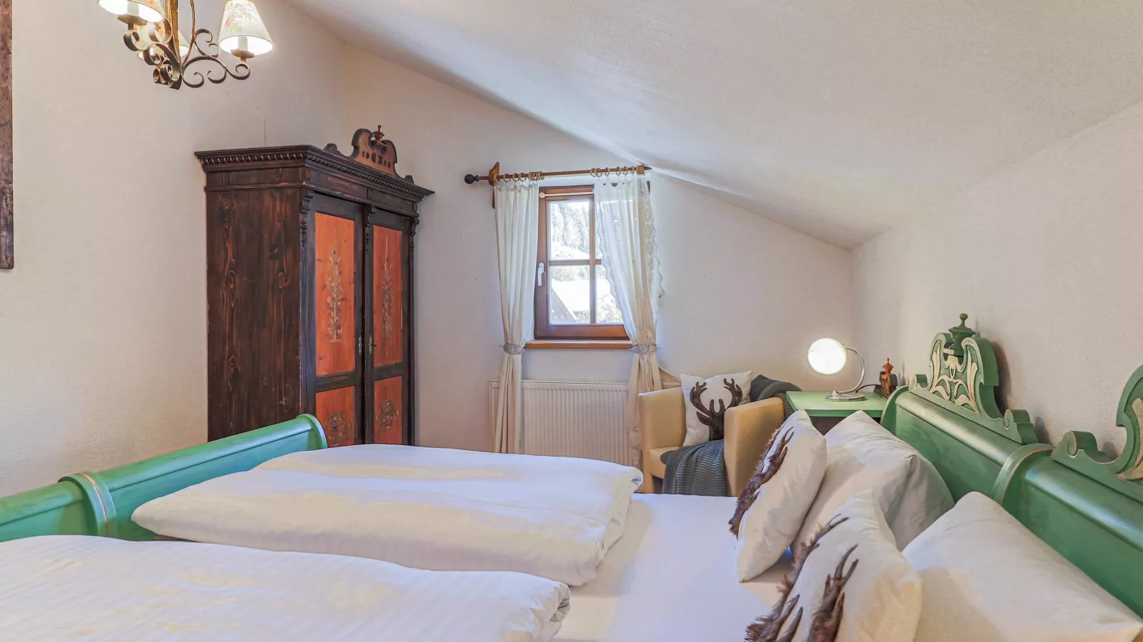 Hauserbauer Small-Bedroom