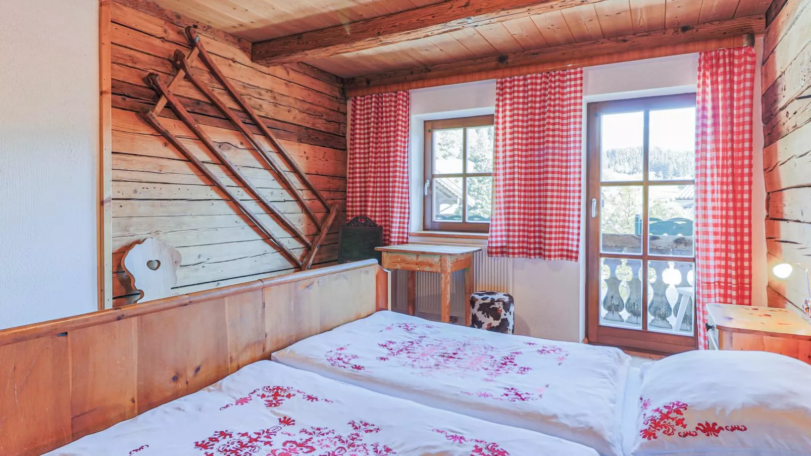Hauserbauer Small-Bedroom