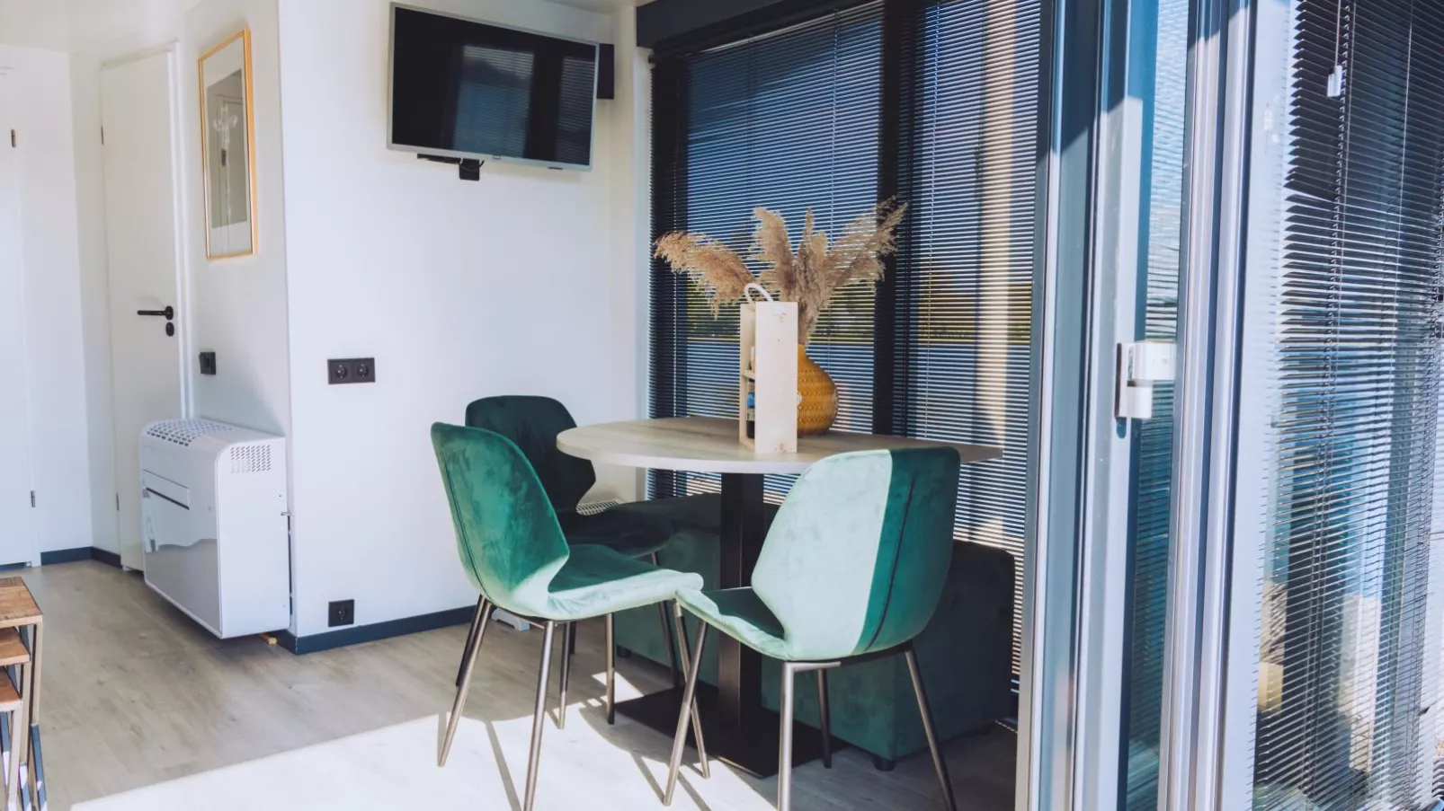 Tiny houseboat Parel I - airco-Dining room