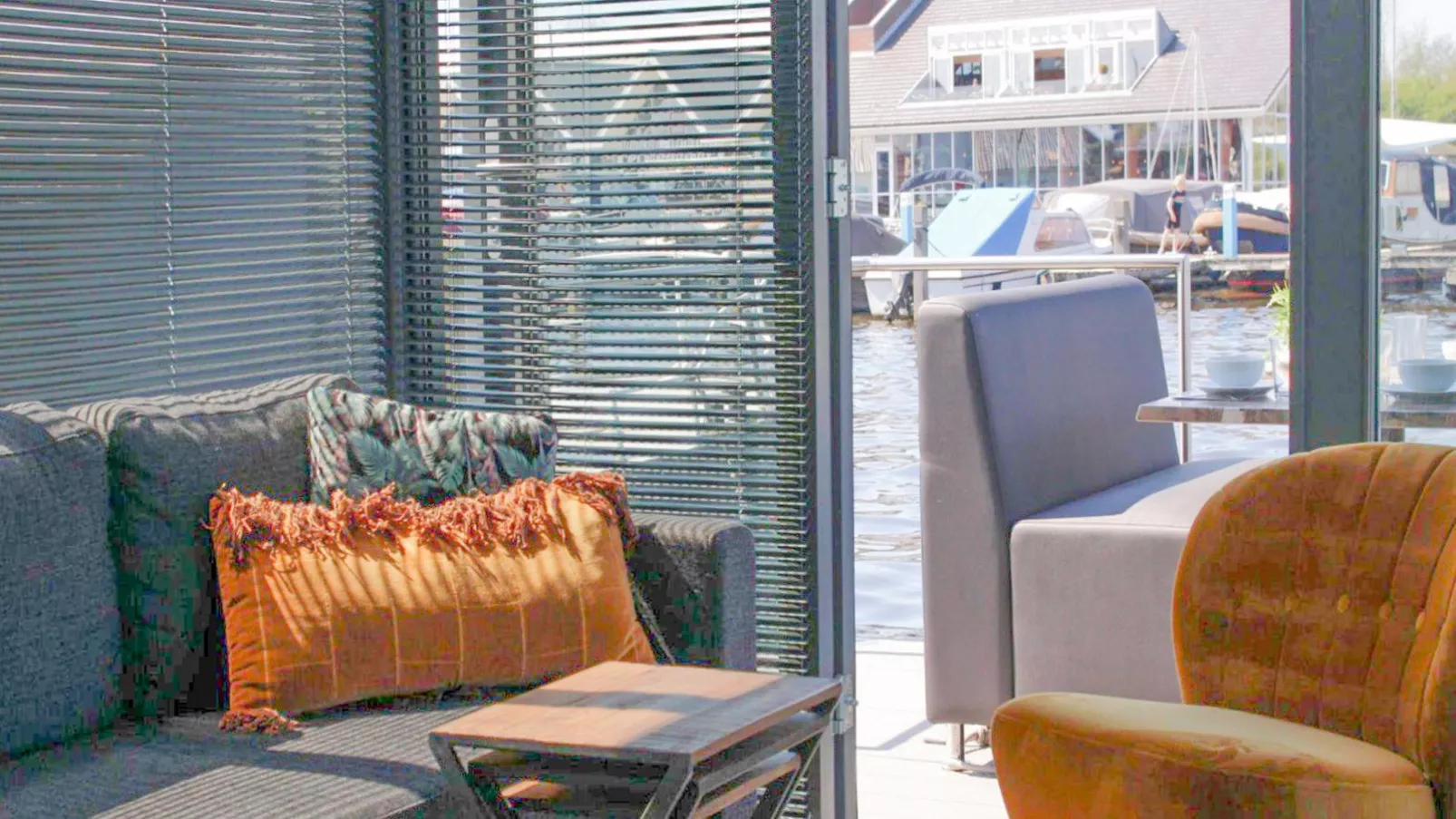 Tiny houseboat Parel I - airco-Living room