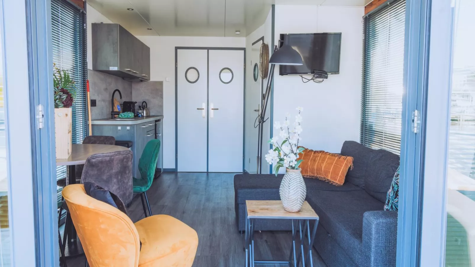 Tiny houseboat Uitgeest I-Wohnzimmer