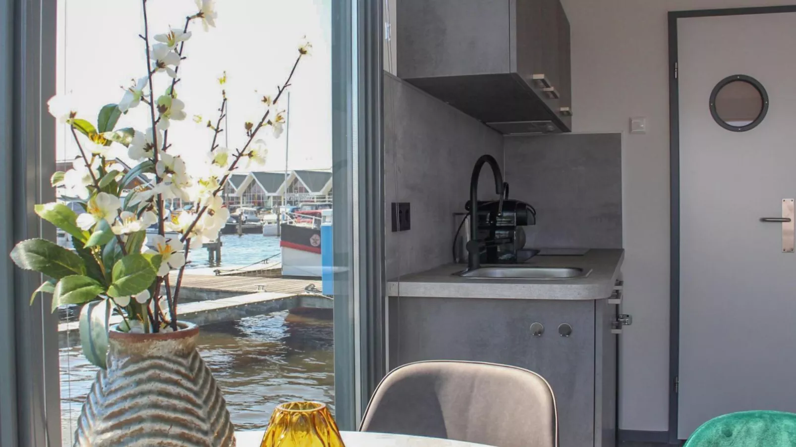 Tiny houseboat Uitgeest I-Ambiente