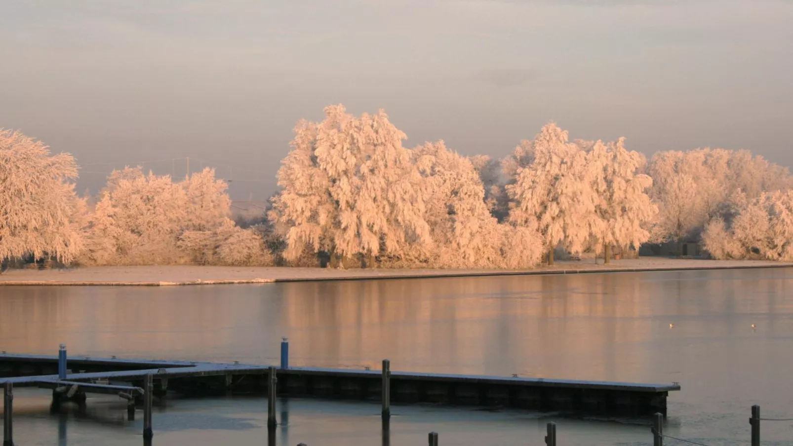 Tiny houseboat Uitgeest I-Aussicht Winter