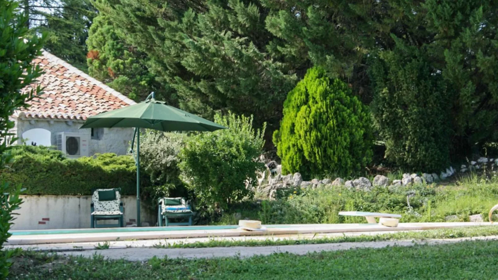 Gite La Séoune-Gardens summer