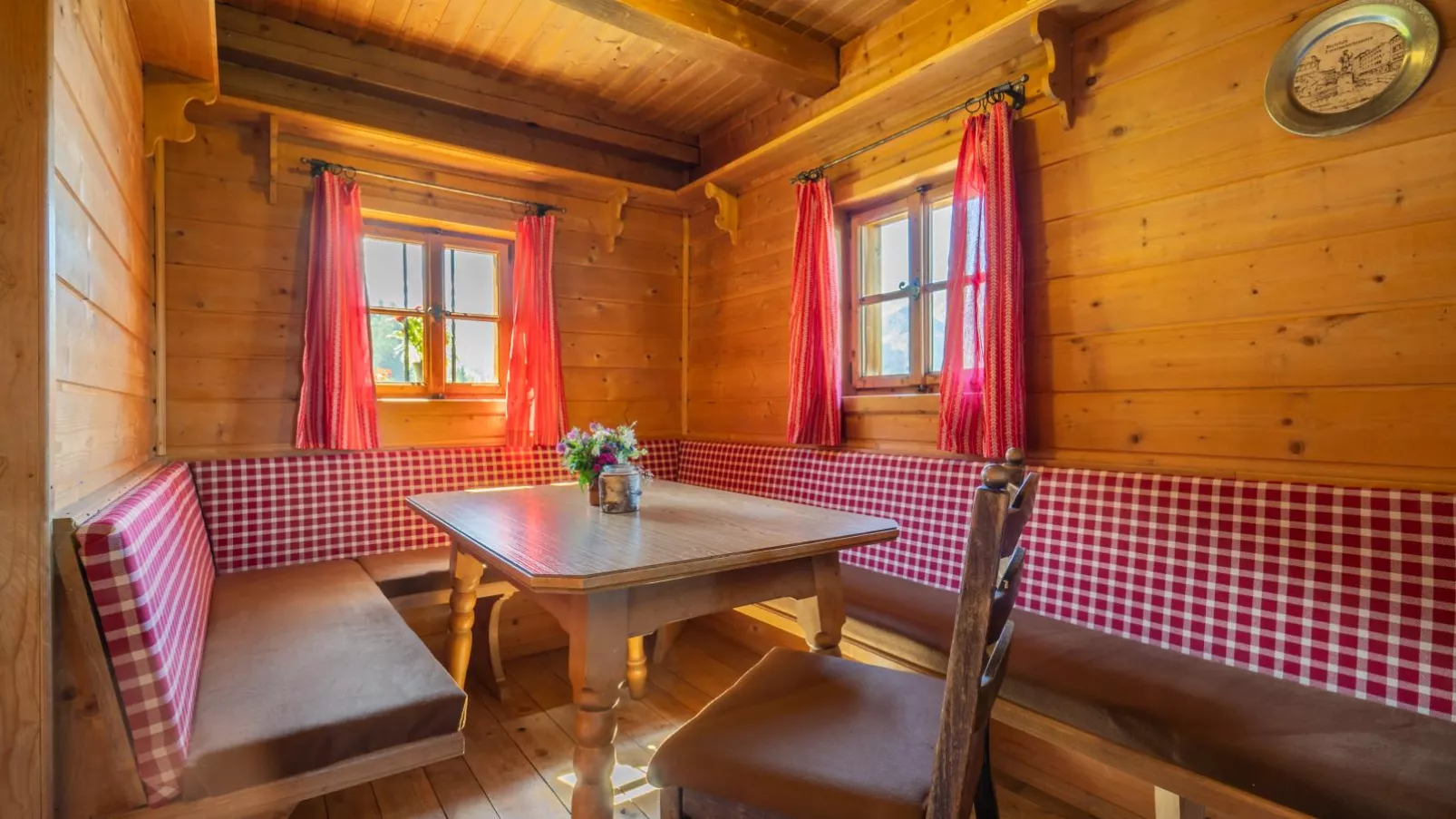 EAGGA-Niederleger Alm-Esszimmer