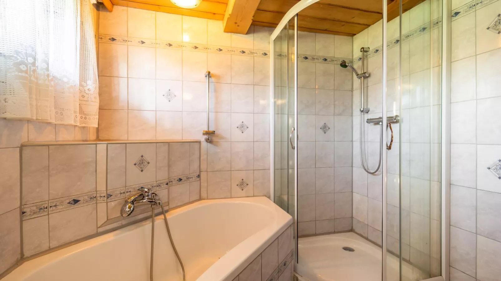 EAGGA-Niederleger Alm-Badezimmer