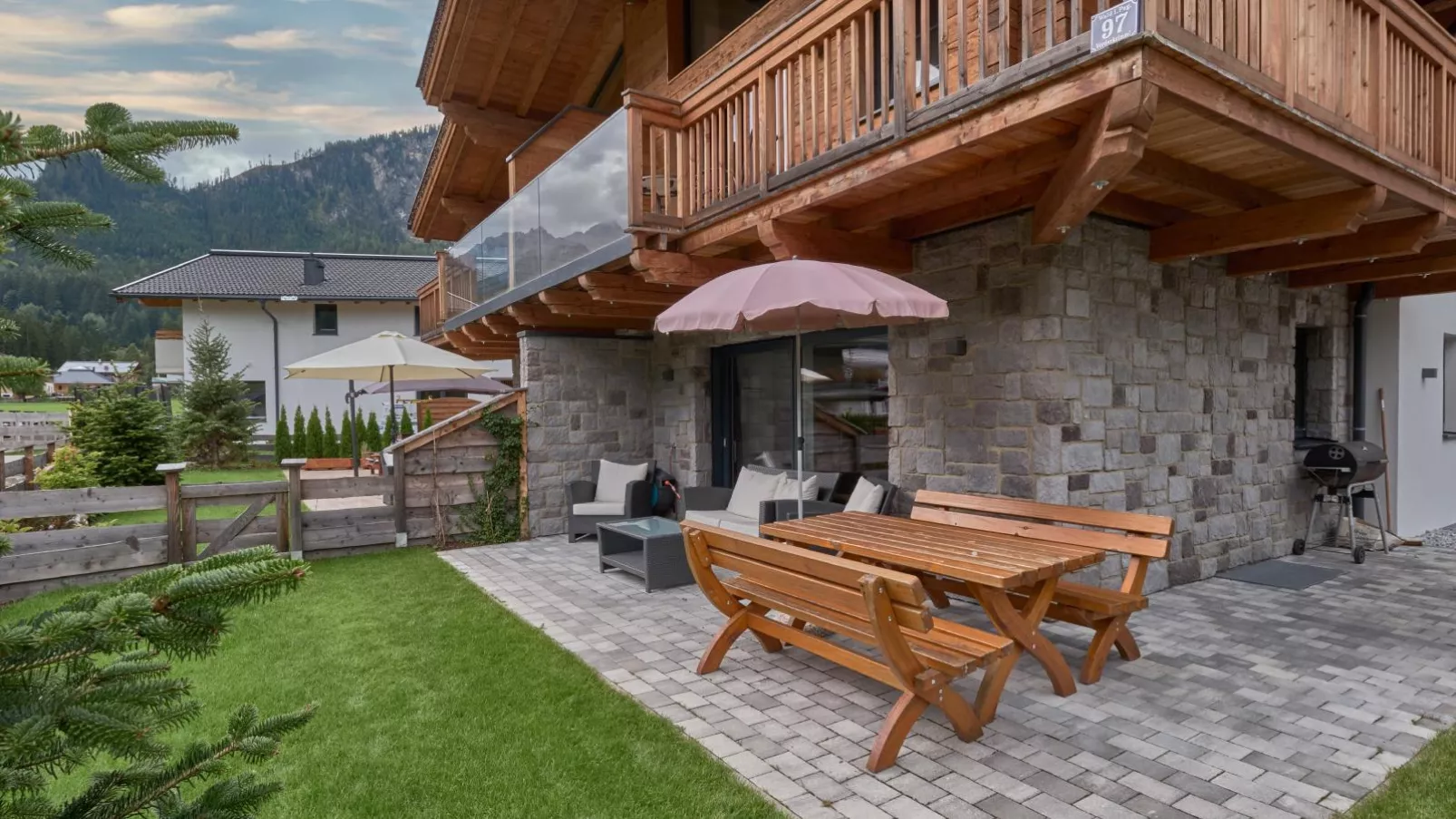 Lodge Amanda-Elise-Exterior summer