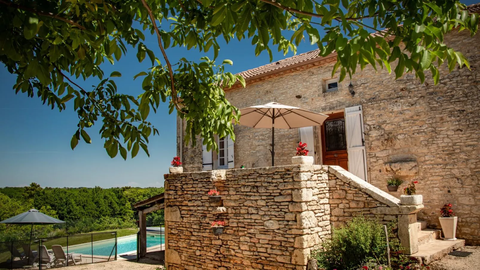 Maison Girou Haut-Gärten Sommer