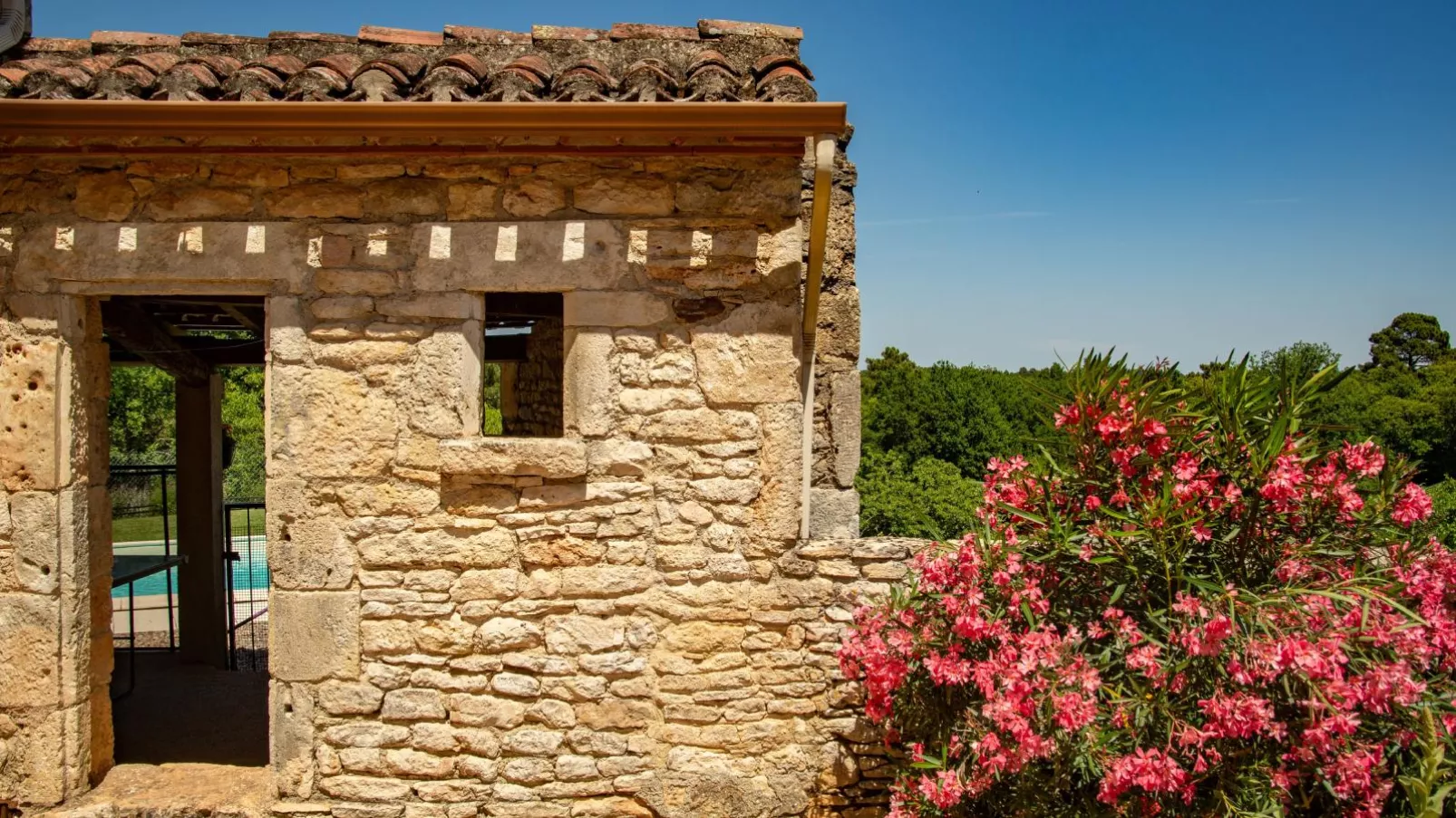 Maison Girou Haut-Gärten Sommer
