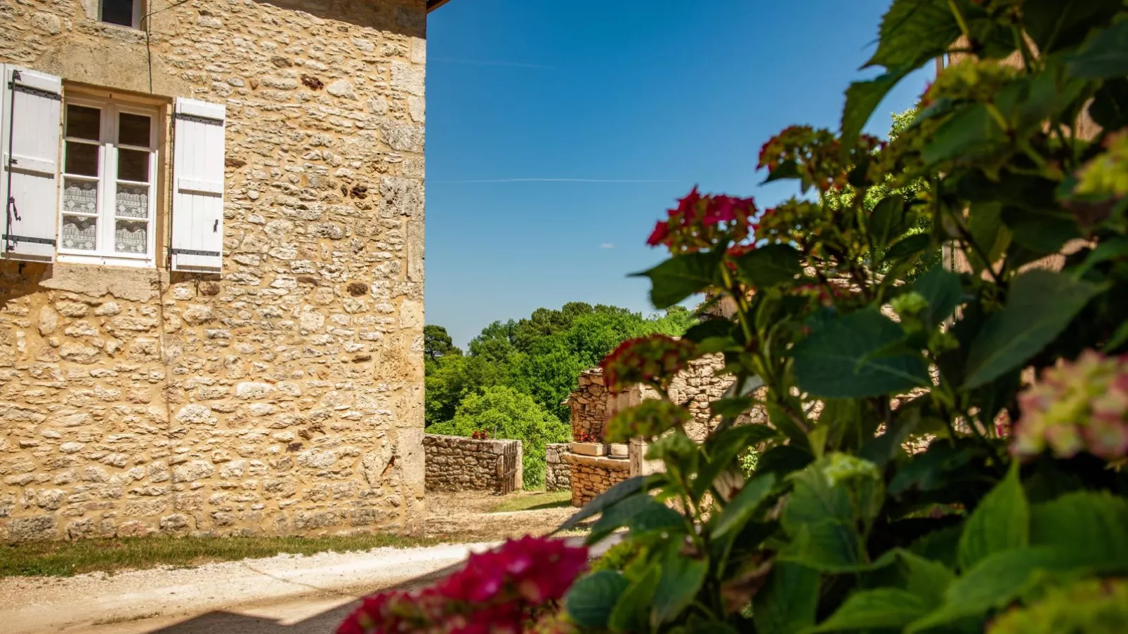 Maison Girou Haut-Gärten Sommer