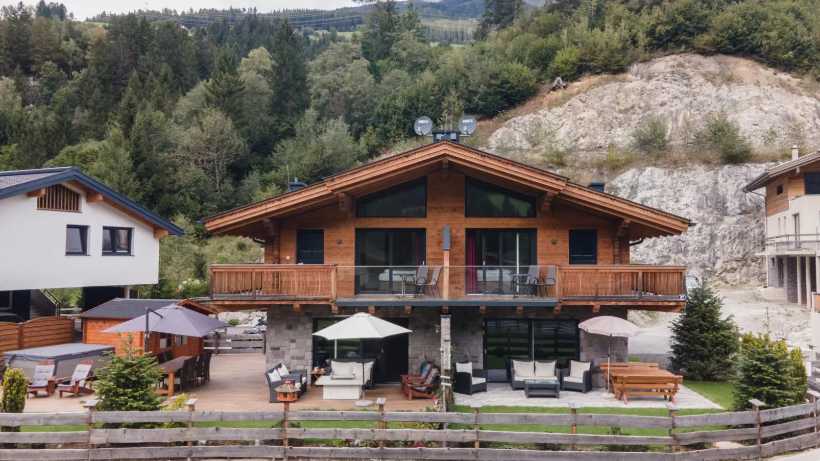 Lodge Elise-Exterior summer