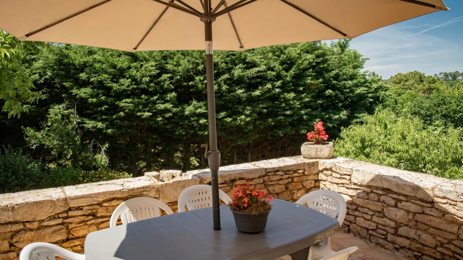 Gite Girou Haut-Terrace balcony