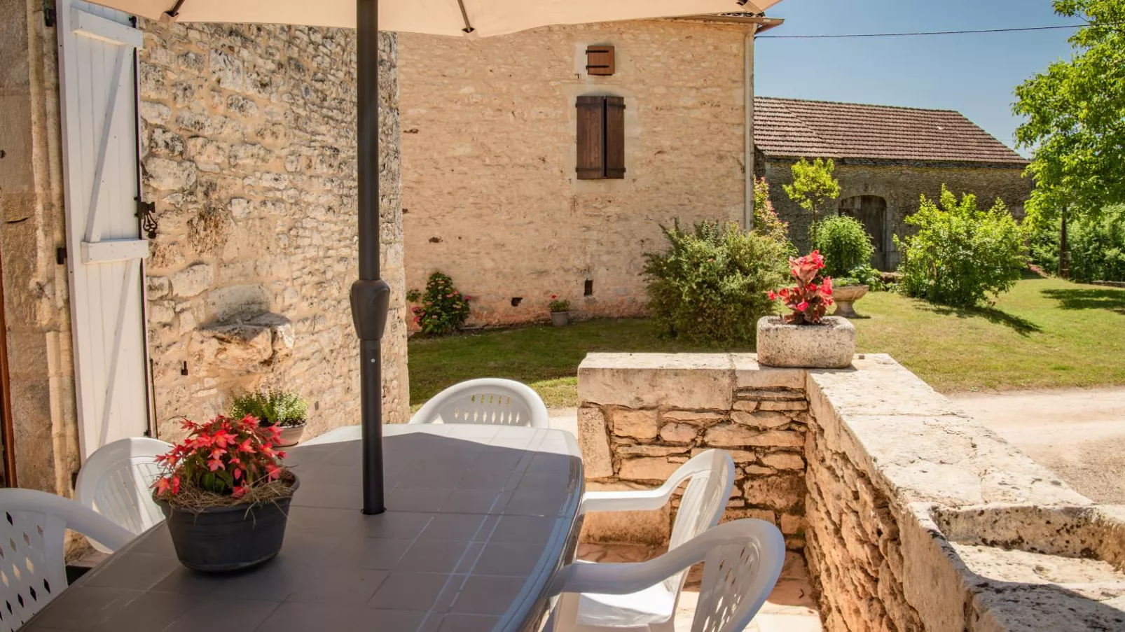 Gite Girou Haut-Terrace balcony