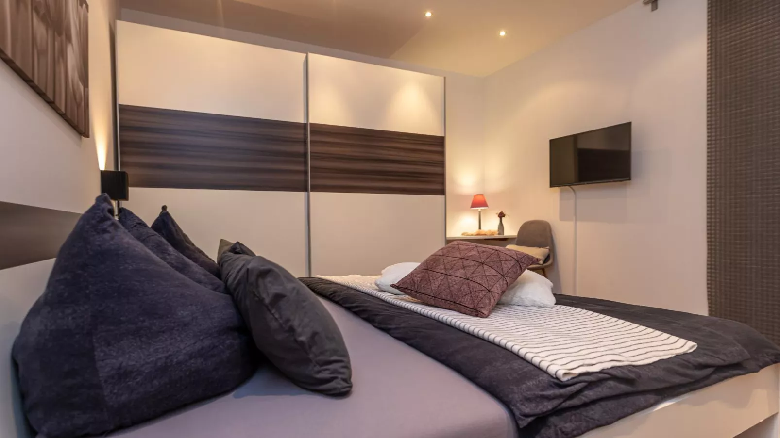 Studio 7-Bedroom