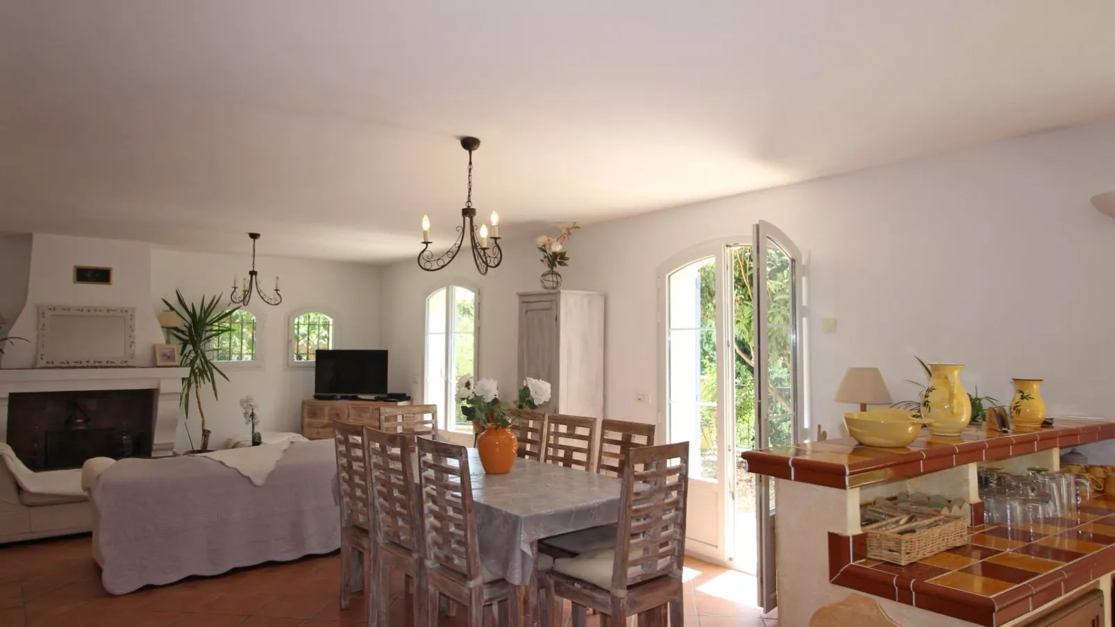 Maison Jaune-Living room