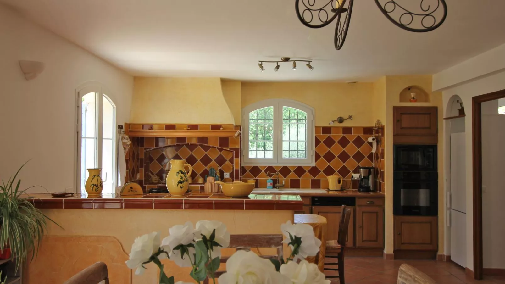Maison Jaune-Dining room