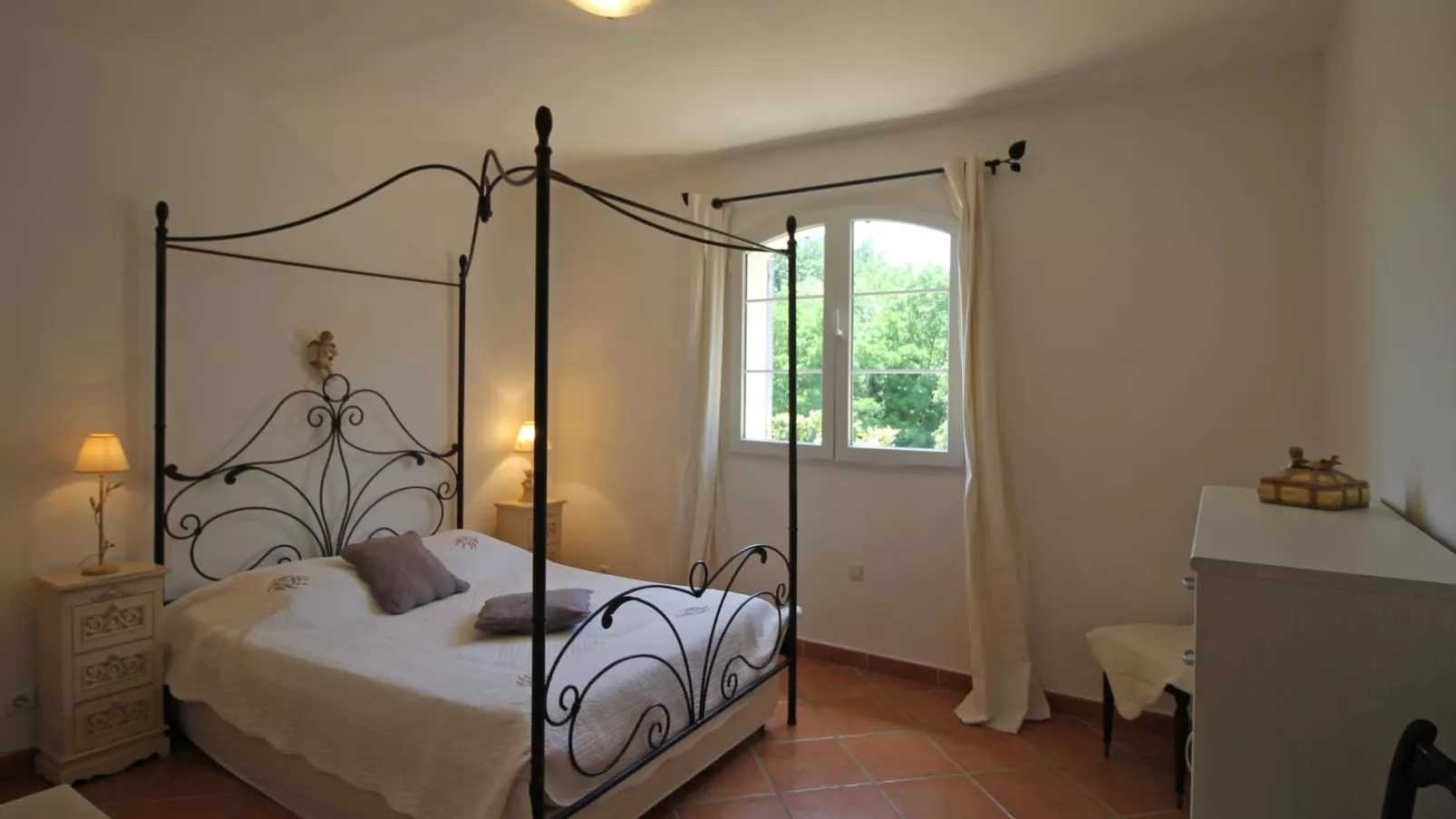 Maison Jaune-Bedroom
