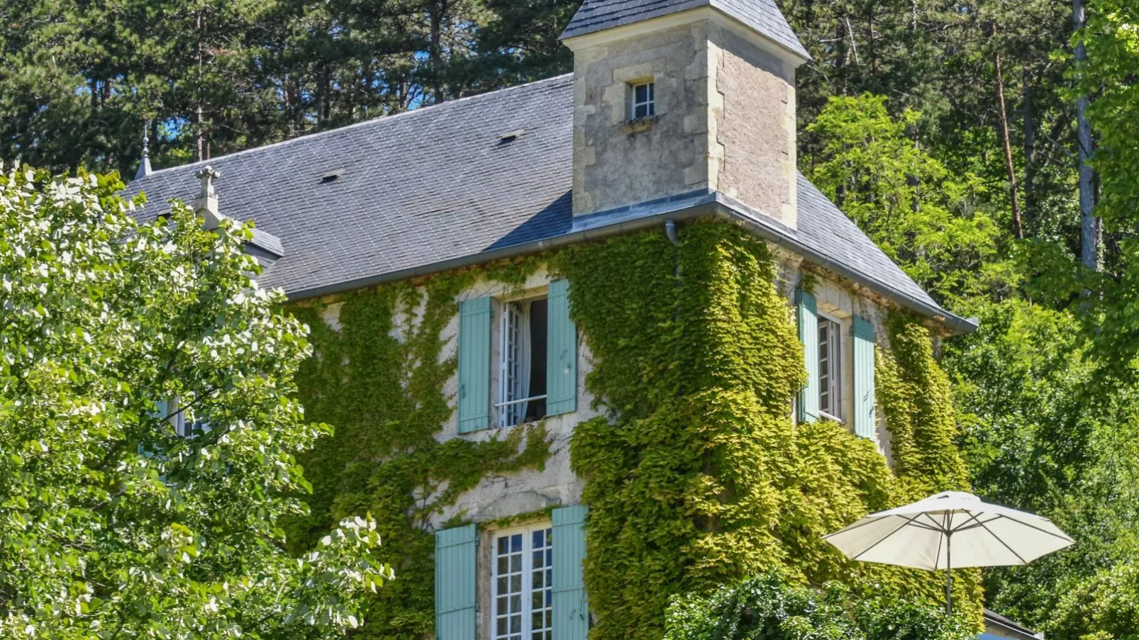 Manoir Bellevue-Exterior summer