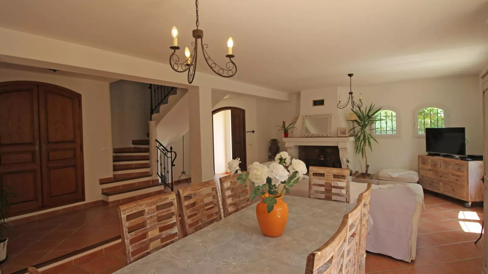 Maison Jaune-Dining room