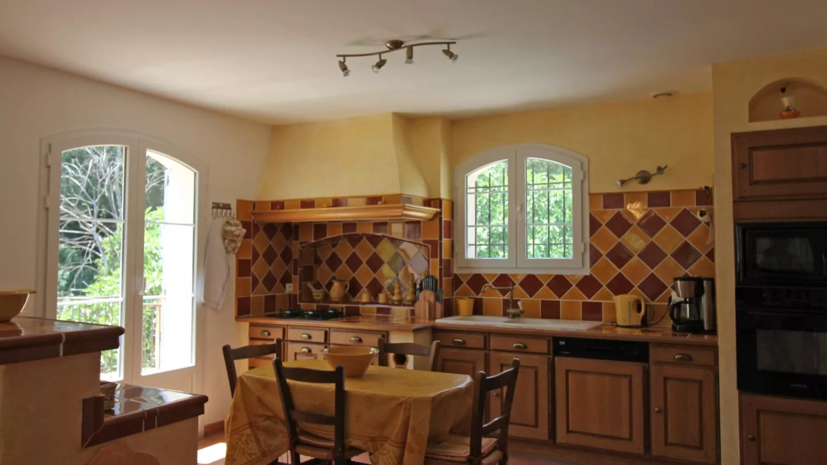 Maison Jaune-Kitchen