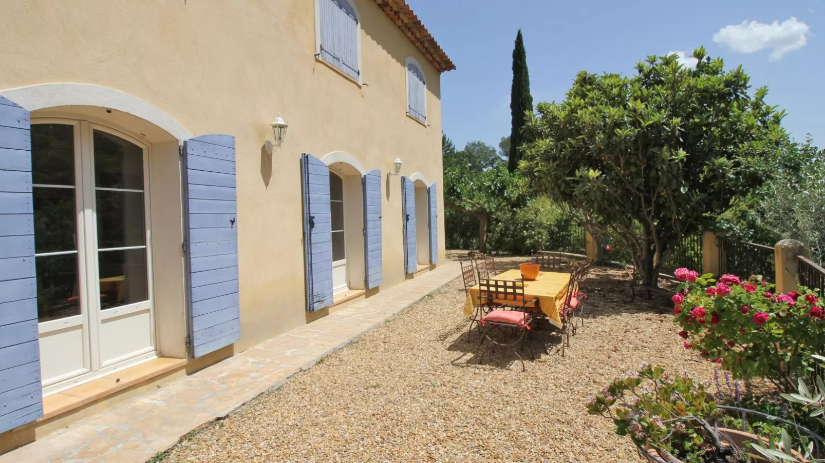 Maison Jaune-Gardens in summer