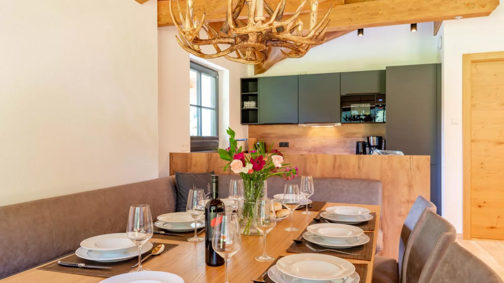 Pinzgau Lodge 1A-Dining room