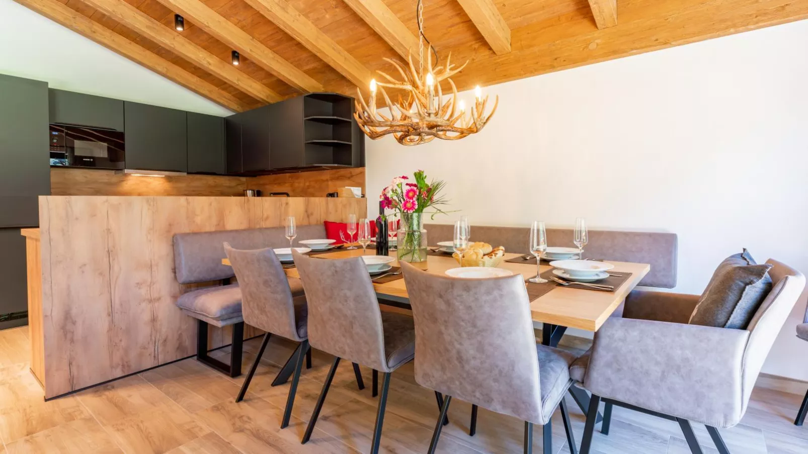 Pinzgau Lodge 1B-Dining room