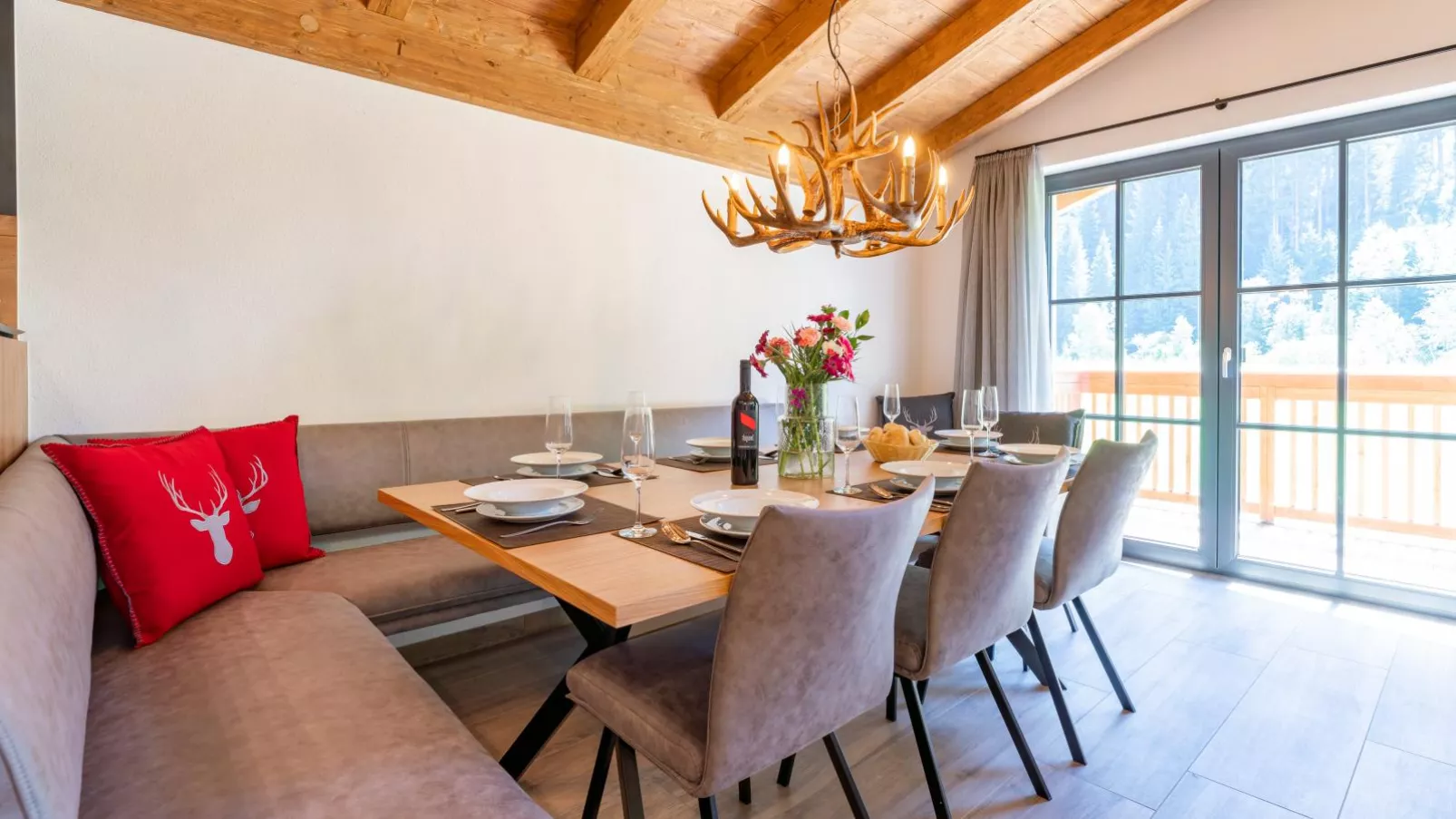 Pinzgau Lodge 1B-Dining room