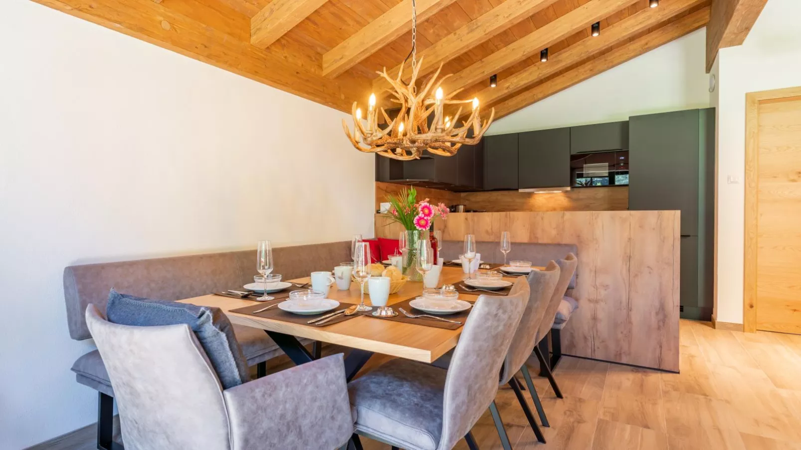 Pinzgau Lodge 2E-Dining room