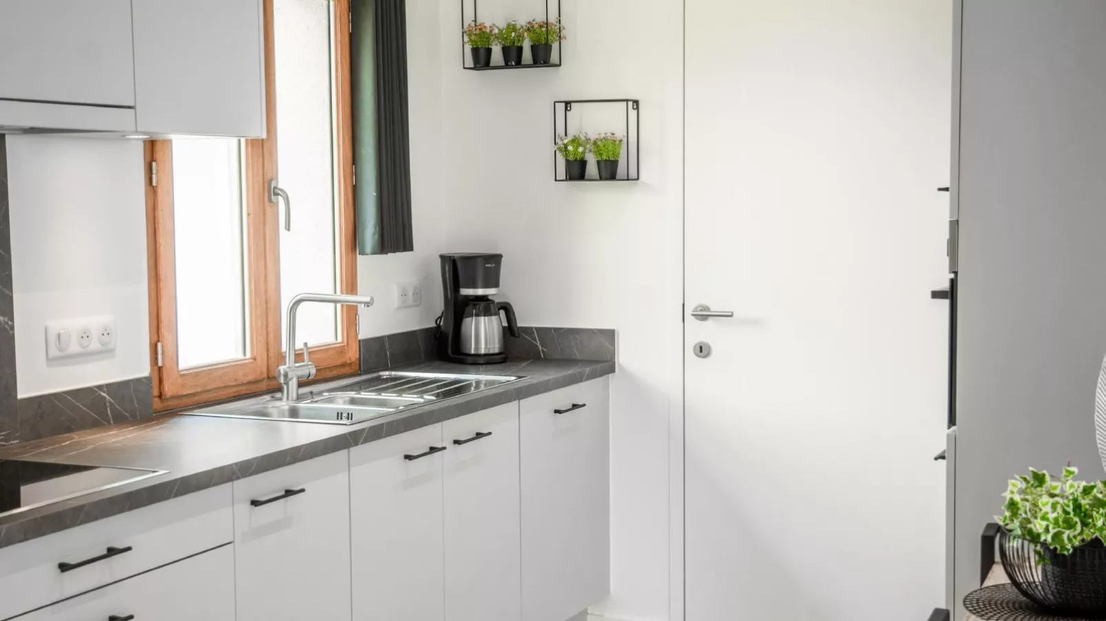 Le Lac Bleu 22-Kitchen