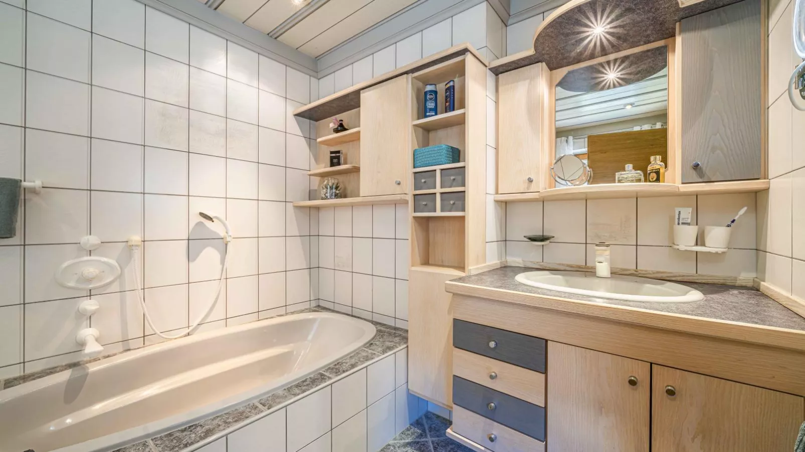 Gebirgsjagd-Bathroom