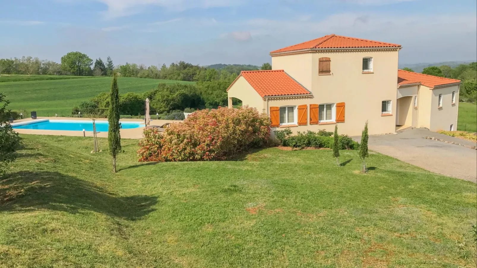 Les Graves-Exterior summer