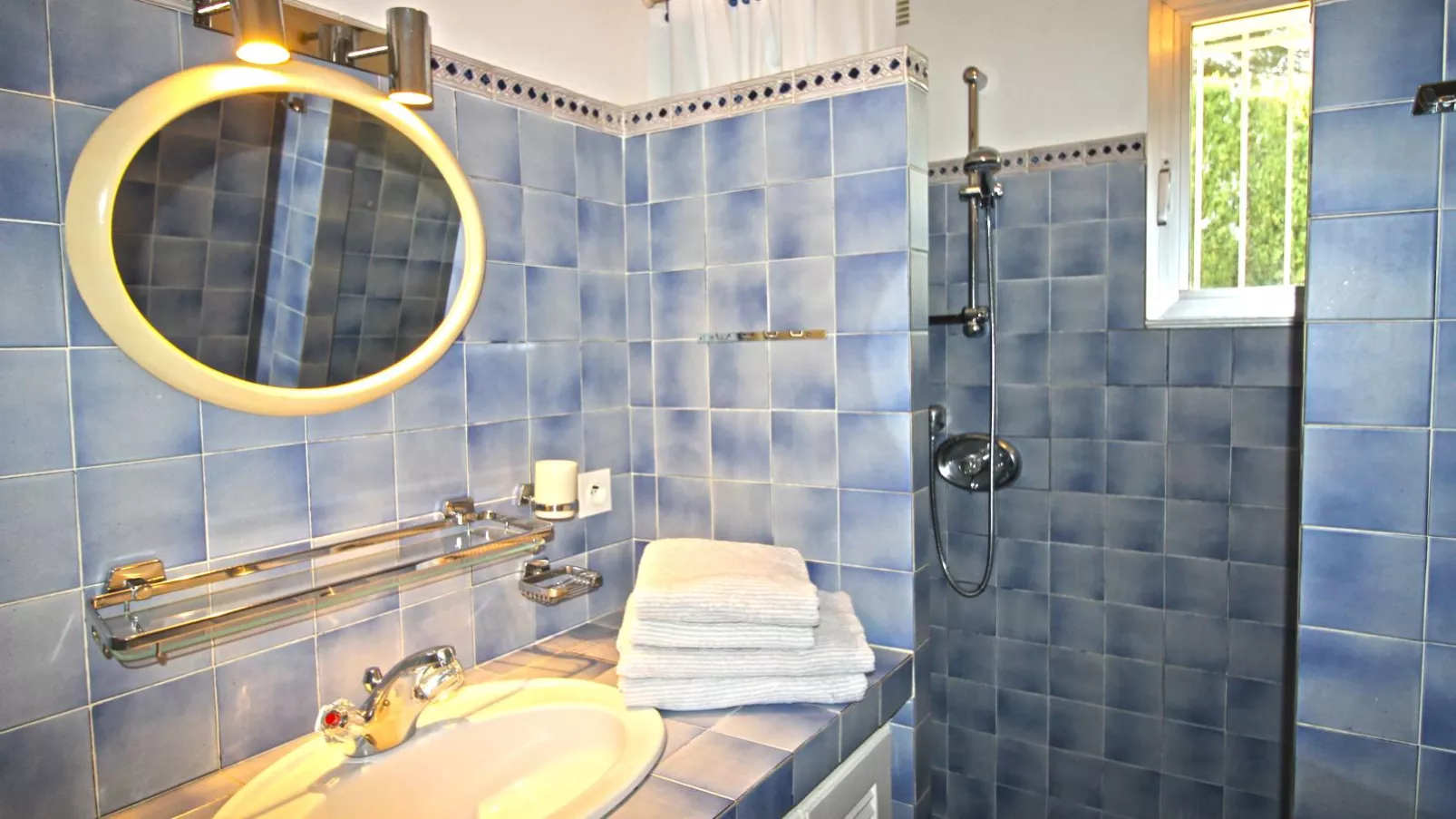 Loumic-Bathroom