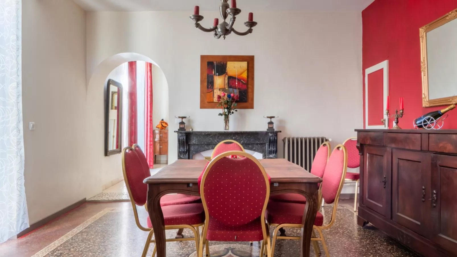 La maison des Vendangeurs-Dining room