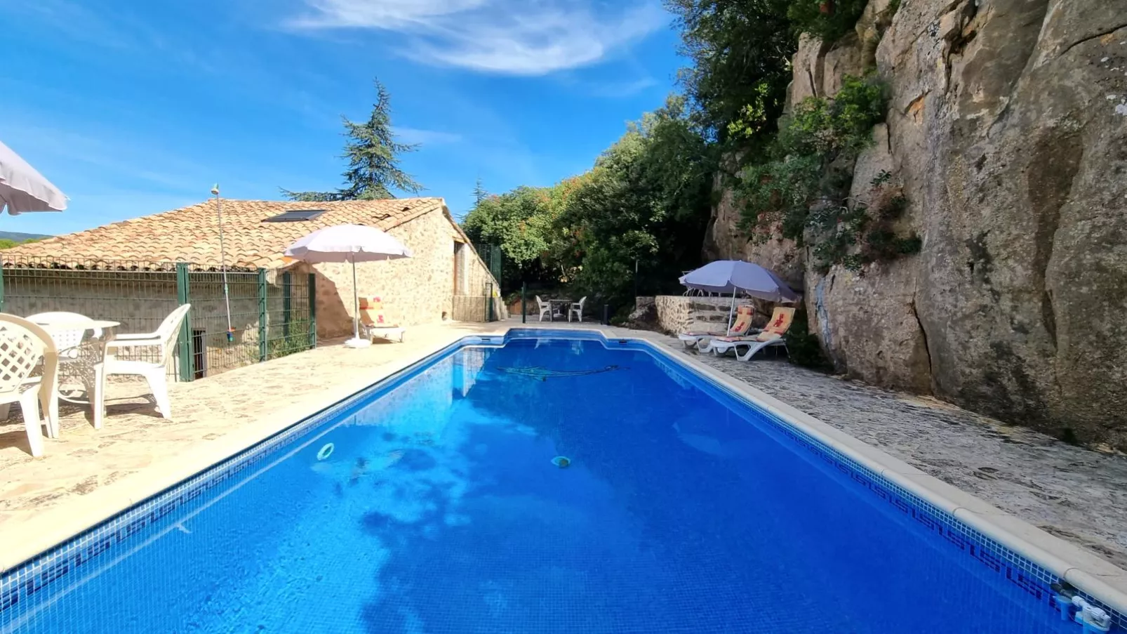 La Roche 12-Swimming pool