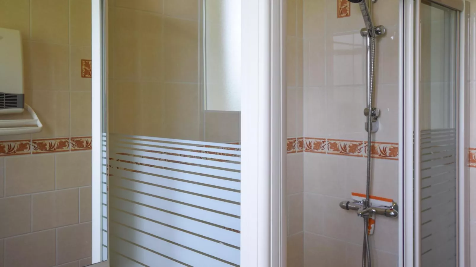 Grande Gite Bassoues-Bathroom