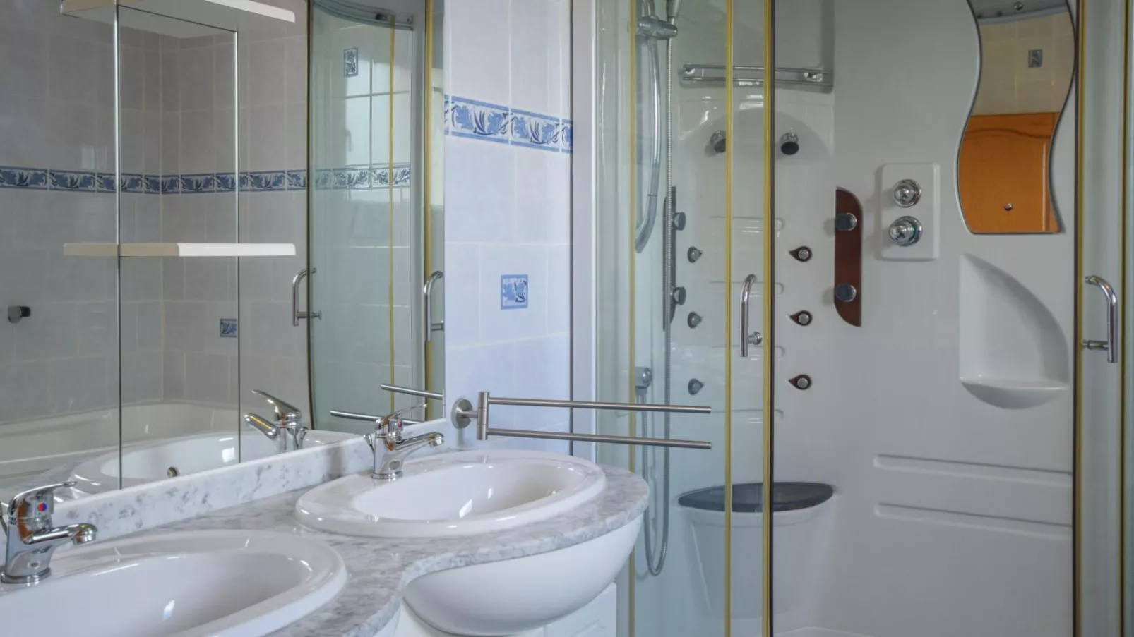Grande Gite Bassoues-Bathroom