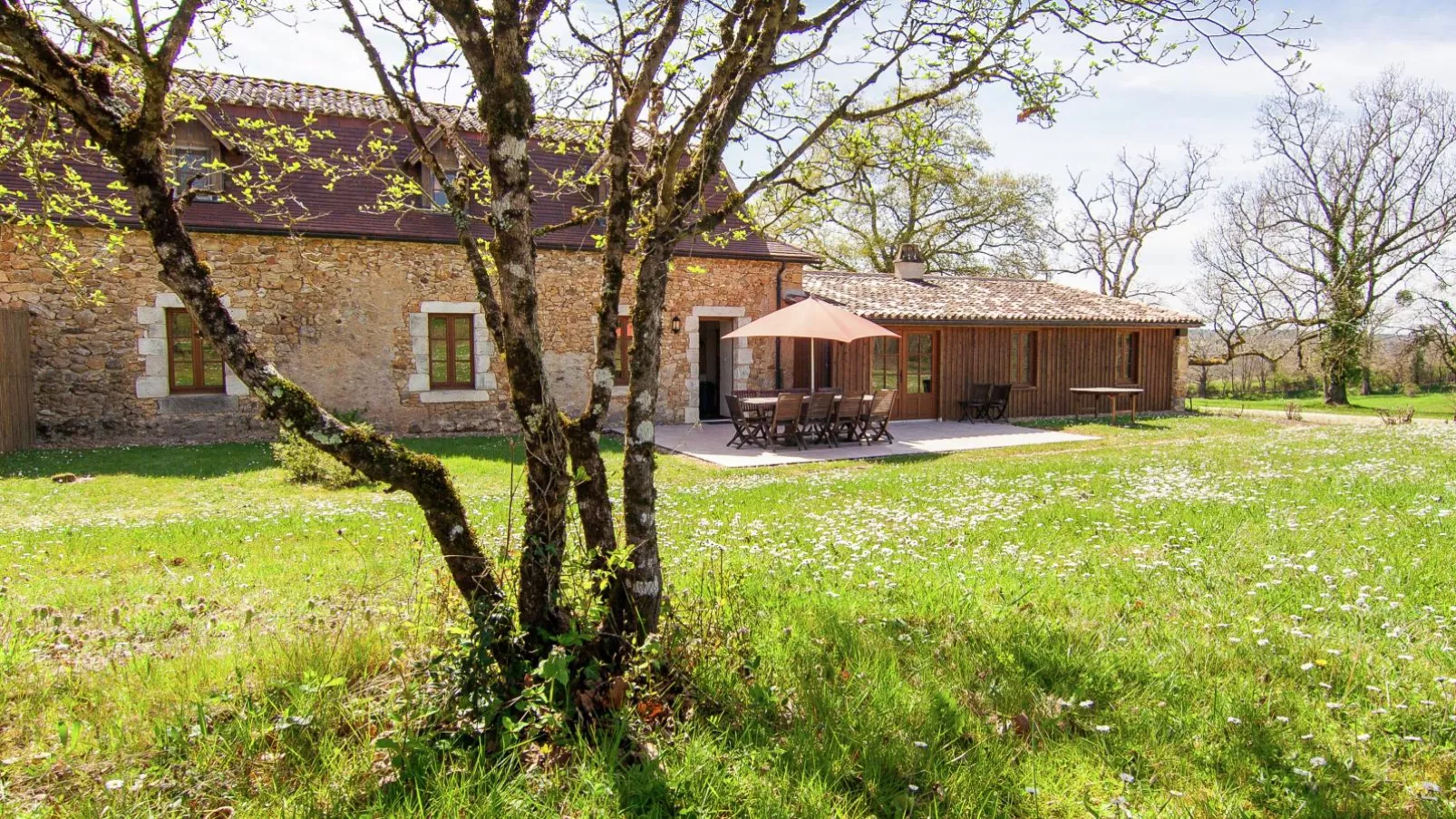 Gapard La Grange-Exterior summer