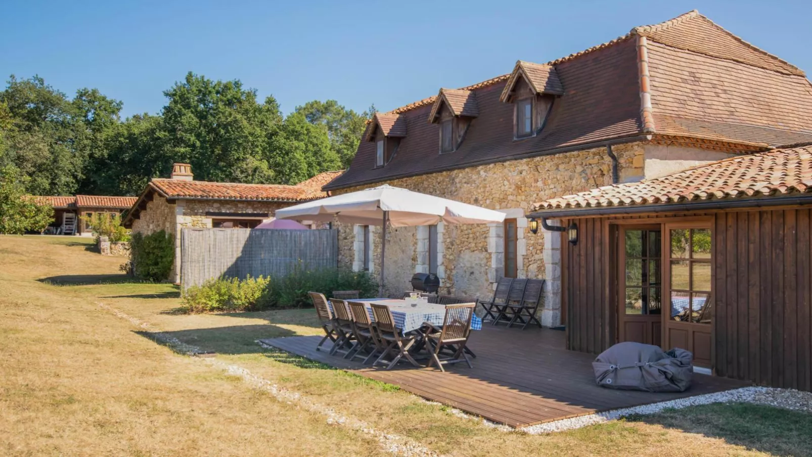 Gapard La Grange-Exterior summer