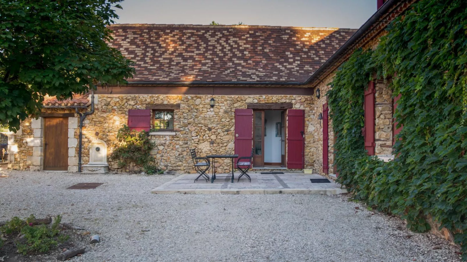 Gapard La Grange-Exterior summer