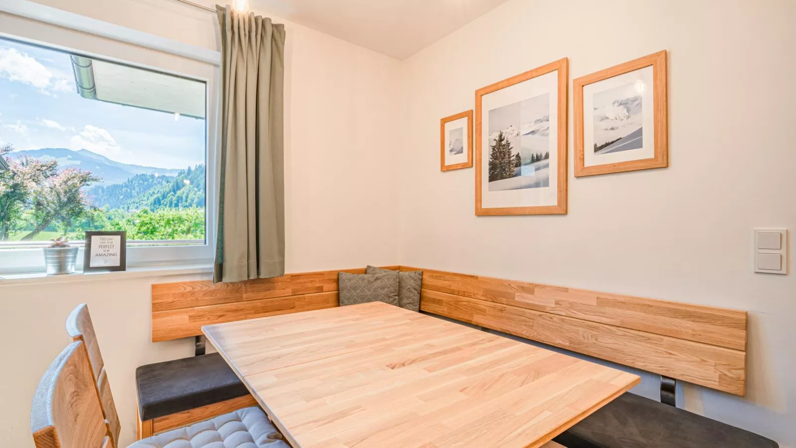 Tirola Bude-Dining room