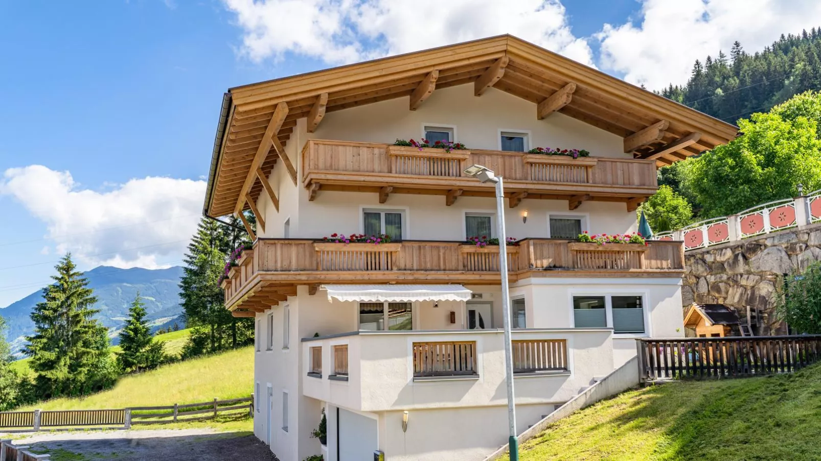 Obersteiner 1-Außenbereich Sommer