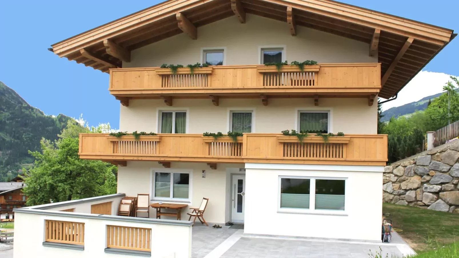 Obersteiner 1-Außenbereich Sommer