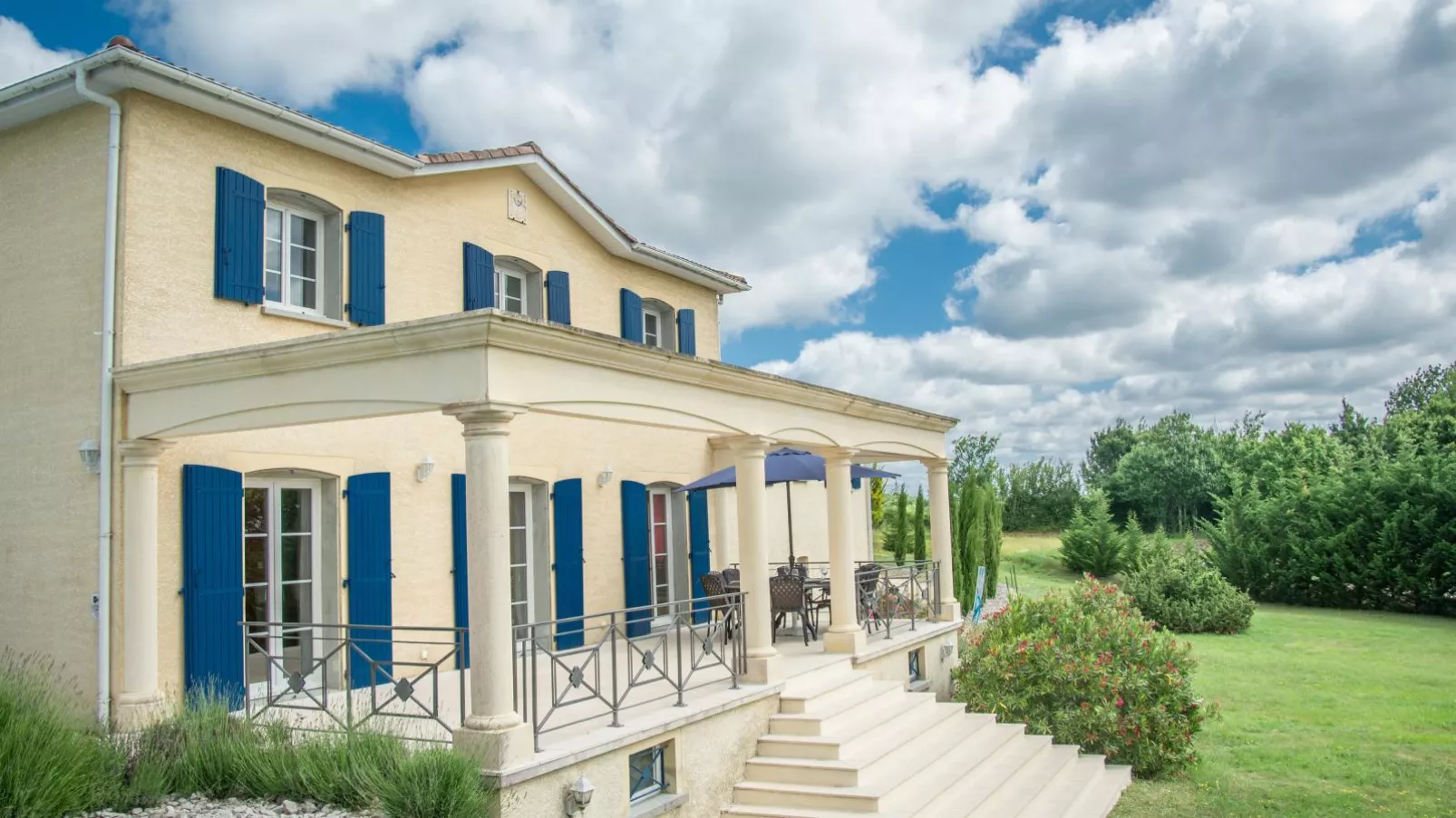 Villa de Montaigu-Exterior summer