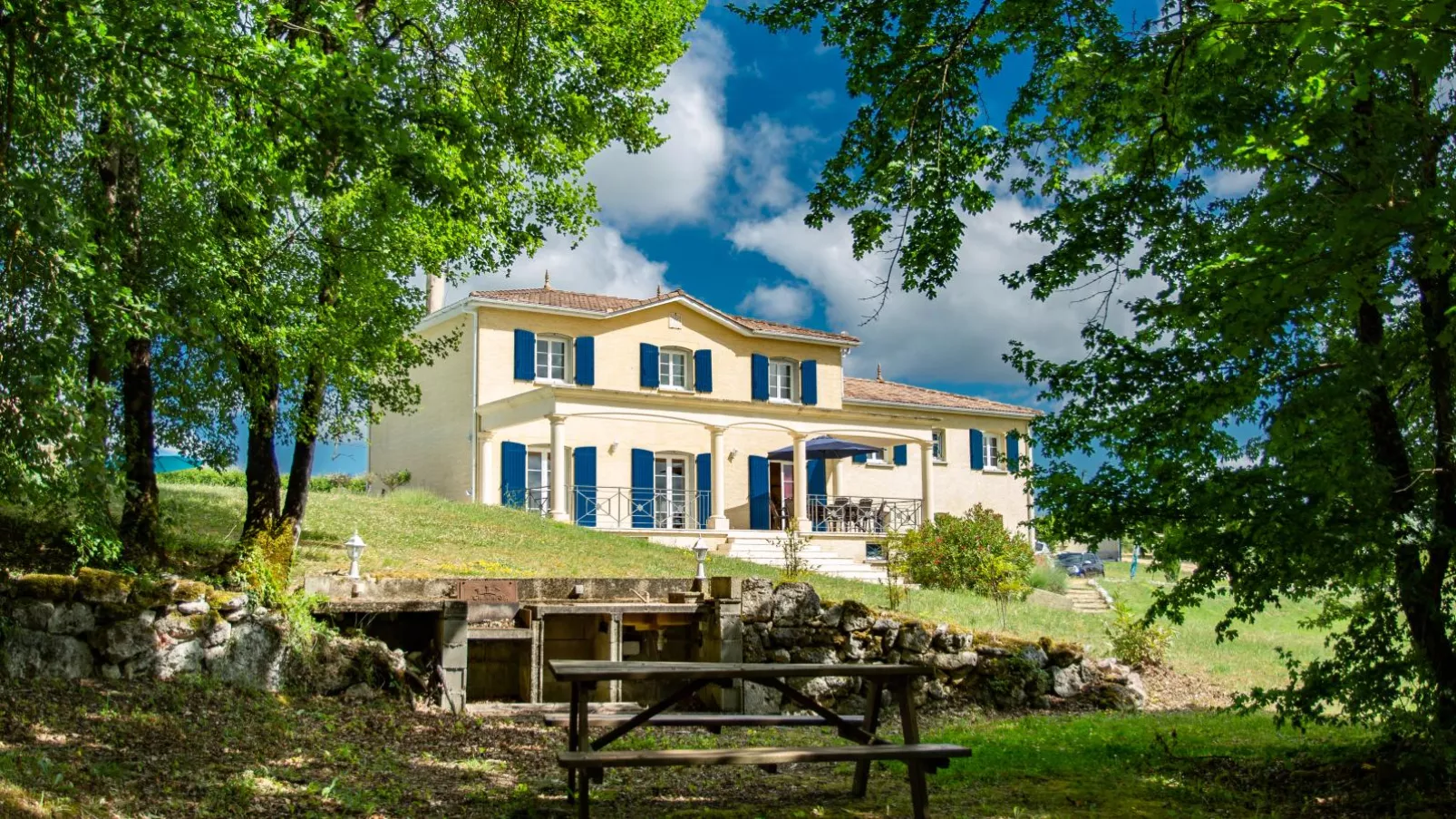 Villa de Montaigu-Exterior summer