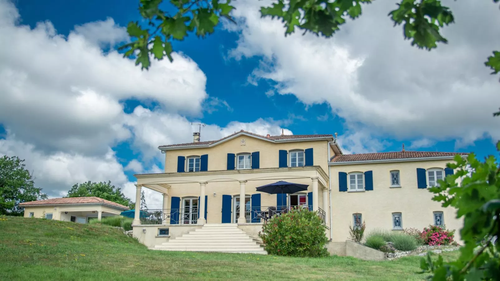 Villa de Montaigu-Exterior summer