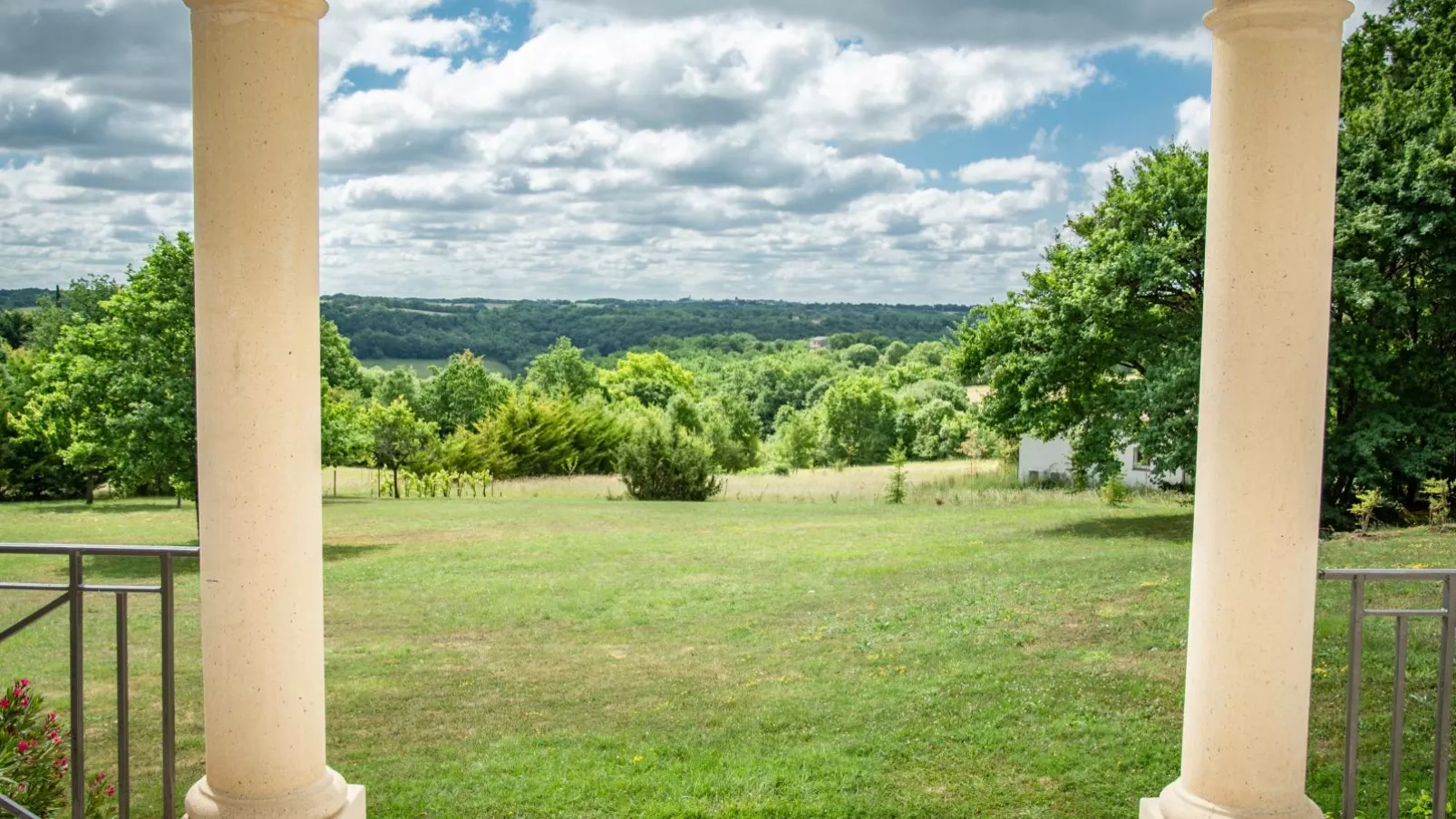 Villa de Montaigu-Gardens summer
