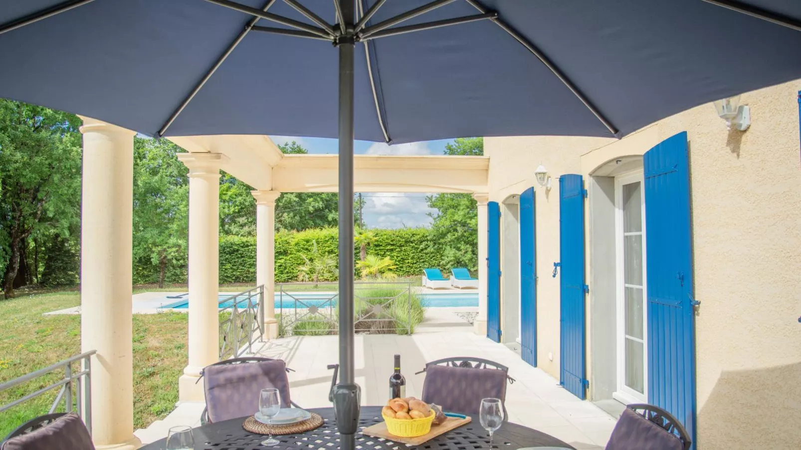 Villa de Montaigu-Terrace balcony