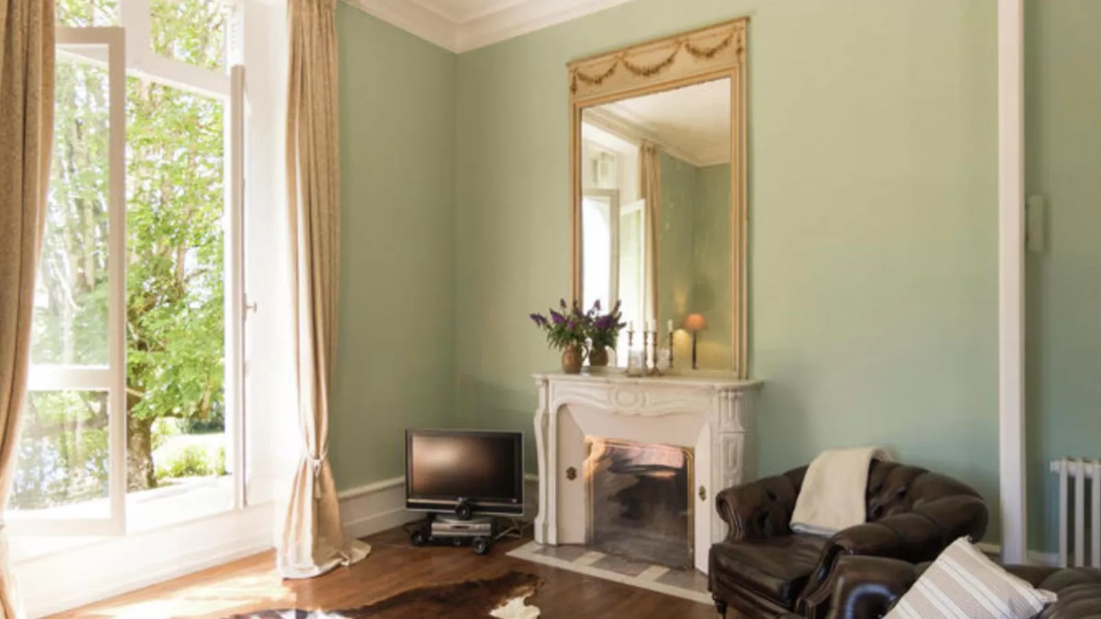 Le Petit Chateau-Living room