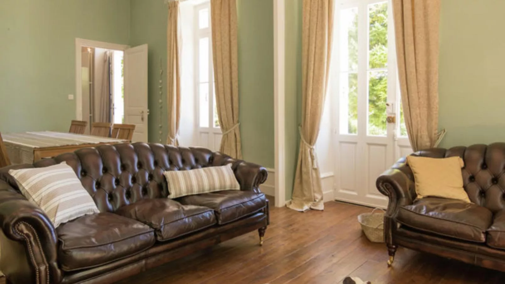 Le Petit Chateau-Living room